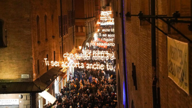 Cesare Cremonini illumina Bologna con le luminarie di “Nessuno vuole essere Robin”
