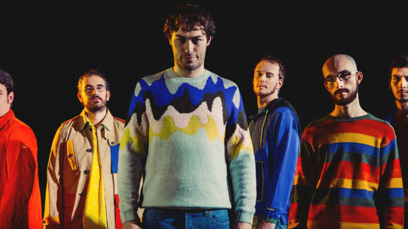 I Pinguini Tattici Nucleari adottano 100 pinguini con WWF Italia