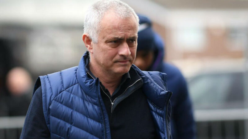 Josè Mourinho distribuisce cibo agli anziani durante l’emergenza Coronavirus