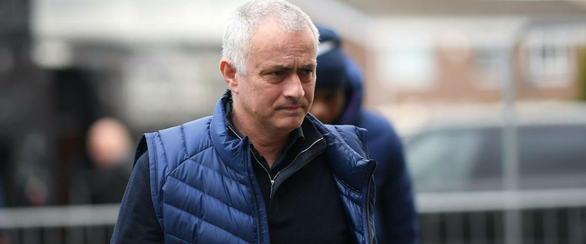 Josè Mourinho distribuisce cibo agli anziani durante l’emergenza Coronavirus