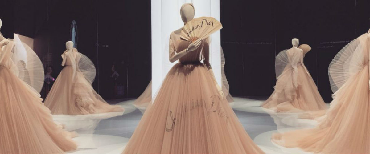 “Christian Dior: Designer of Dreams”, la mostra è online