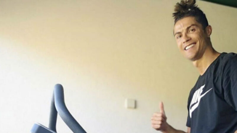 Cristiano Ronaldo torna a Torino e ragala una macchina per la Festa della Mamma