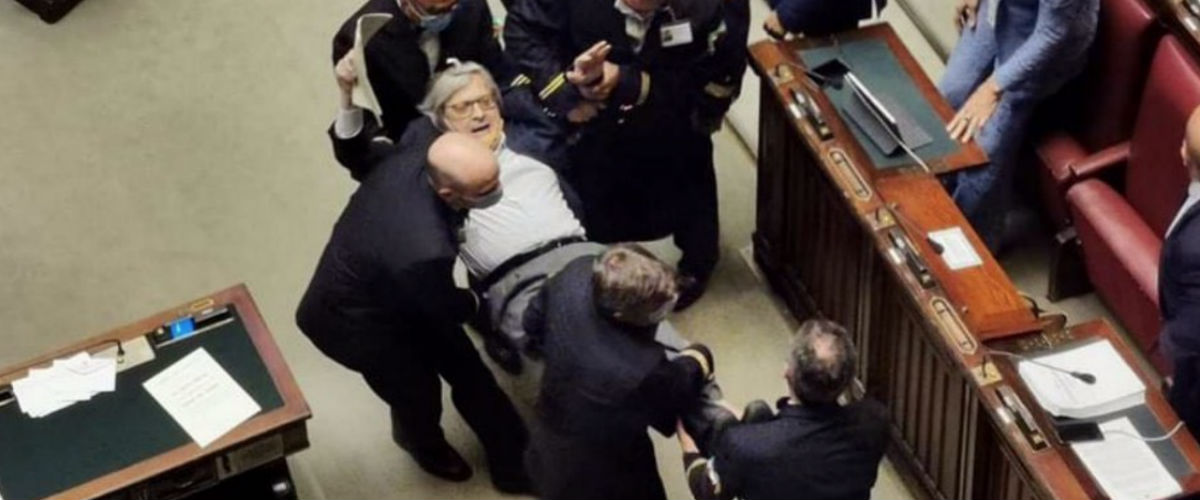 Vittorio Sgarbi portato via di peso dal Senato