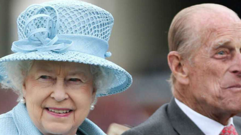 La Regina Elisabetta va a cavallo, ma che fine ha fatto il principe Filippo?