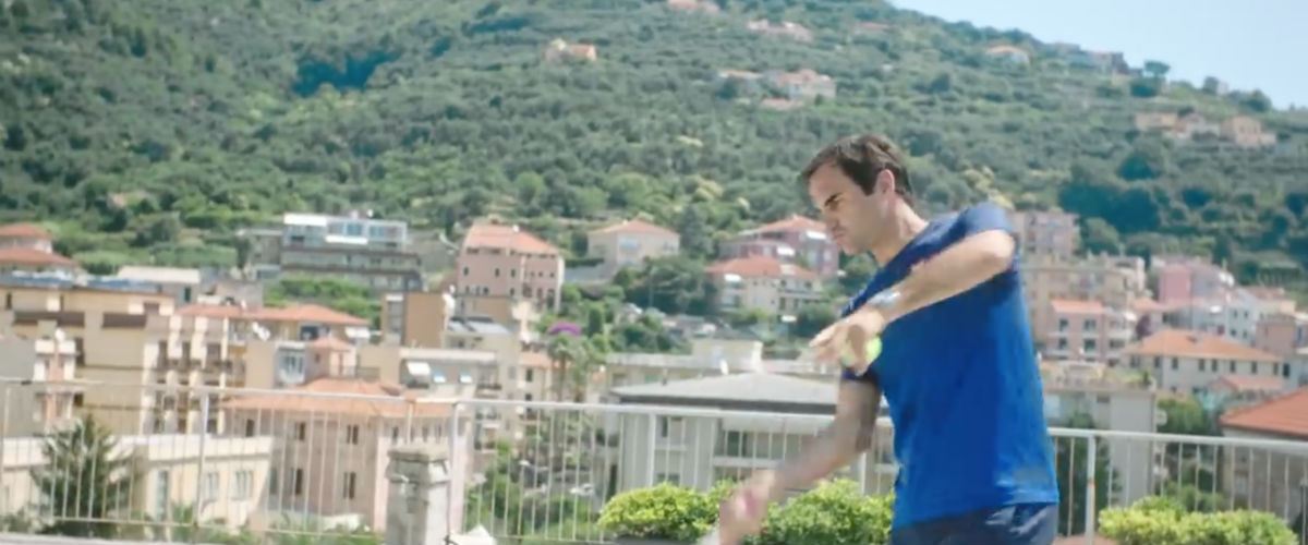 Federer e lo sport Barilla in cui gioca sui tetti con due giovani tenniste