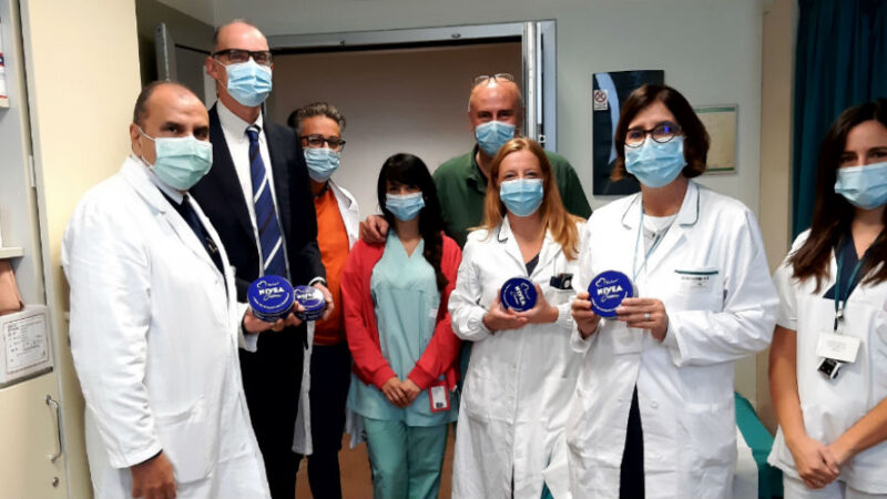 Nivea regala le confezioni di creme mani agli infermieri