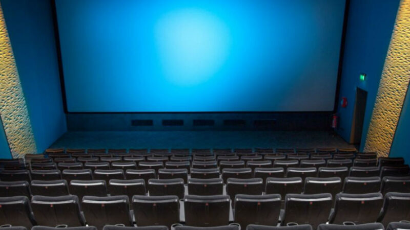 La rivolta del mondo dello spettacolo: “Perché chiusi teatri e cinema?”