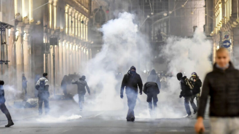 Italia, violente proteste dopo l’ultimo dpcm, da Milano a Lecce