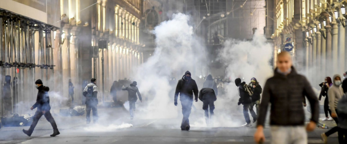 Italia, violente proteste dopo l’ultimo dpcm, da Milano a Lecce
