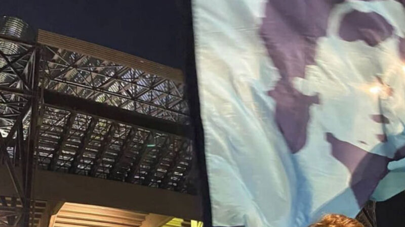 Il saluto del mondo sportivo a Diego Armando Maradona. Il San Paolo si illumina