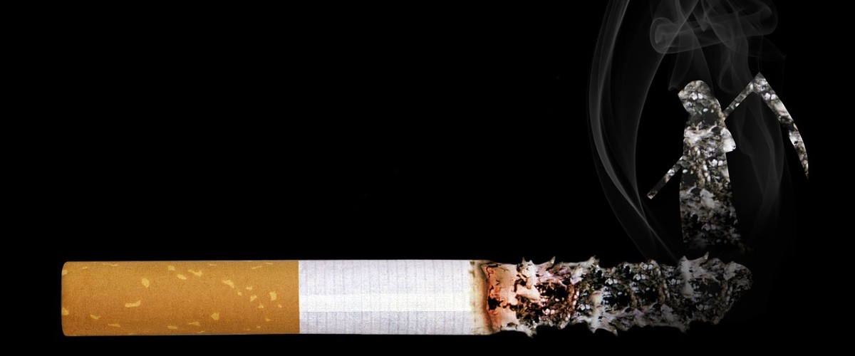 A Milano scatta il divieto: non si fuma più all’aperto