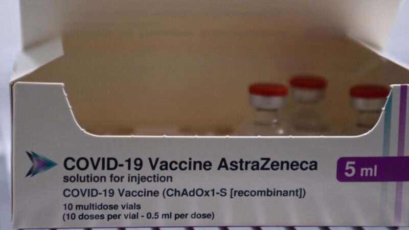 Caso Vaccini, AstraZeneca dimezza le dosi: usata una su 10