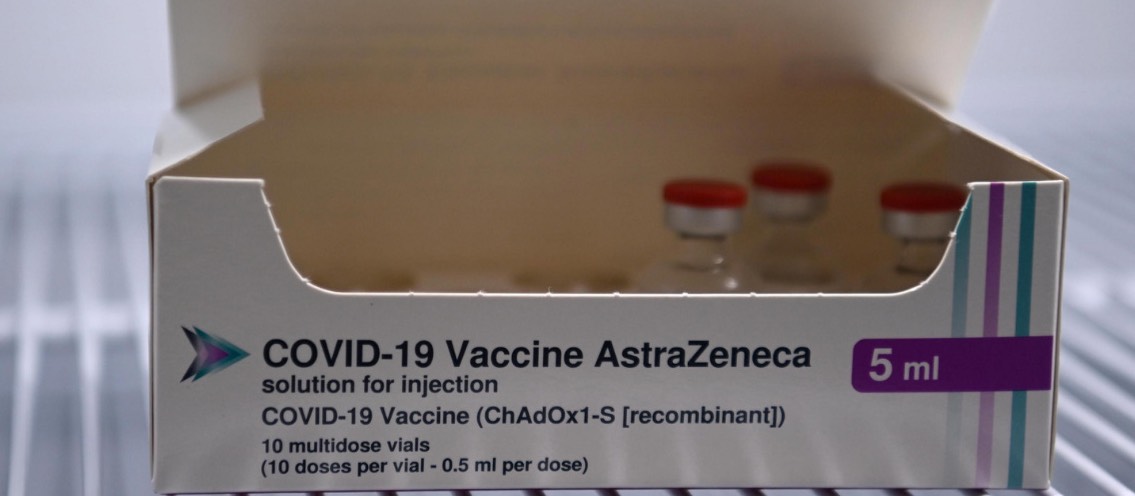 Caso Vaccini, AstraZeneca dimezza le dosi: usata una su 10