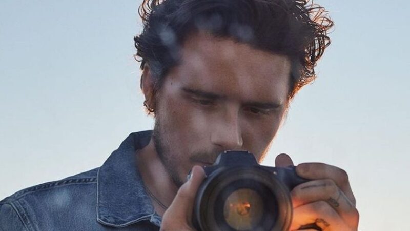 Brooklyn Beckham, modello e fotografo per una nobile causa