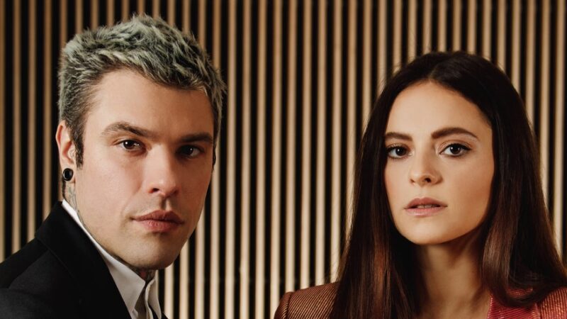 Sanremo, il duetto di Fedez e Francesca Michielin e lei regala i fiori a lui