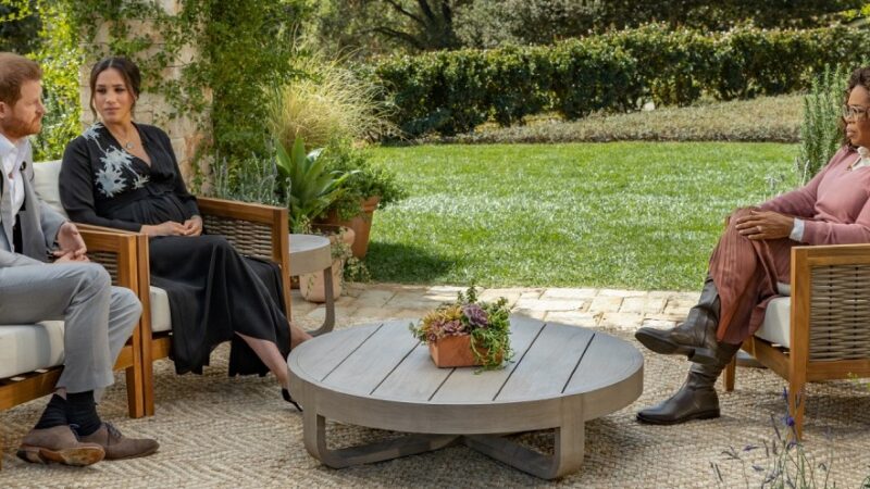 Le rivelazioni di Harry e Meghan da Oprah. L’ex attrice pensò al suicidio