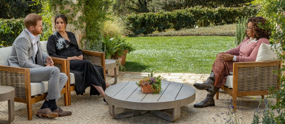 Le rivelazioni di Harry e Meghan da Oprah. L’ex attrice pensò al suicidio