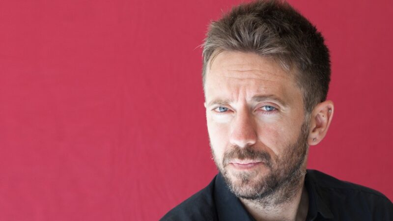 Polemica per il vaccino ad Andrea Scanzi, lui si difende: “È tutto legittimo”