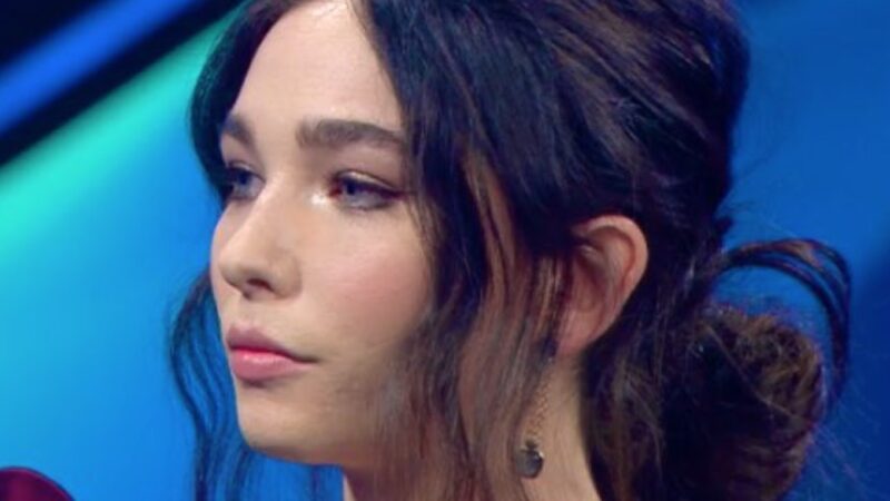 Matilda De Angelis conquista l’Ariston: un volto giovane e spontaneo