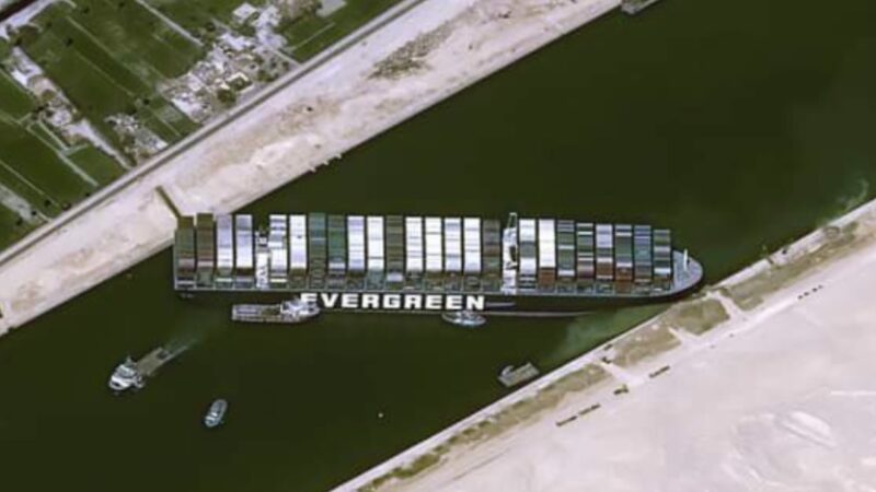 Canale di Suez, si lavora per liberare il cargo bloccato