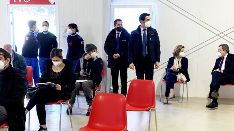 MARIO DRAGHI E LA MOGLIE VACCINATI CON ASTRAZENECA A ROMA