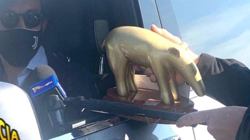 Juve, Andrea Pirlo riceve il tapiro da “Striscia La Notizia”