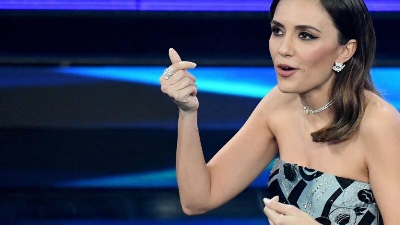 Serena Rossi a Sanremo con un abito firmato Giorgio Armani