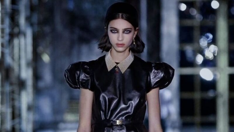 Dior sfila alla reggia di Versailles: una collezione da “favola” dark