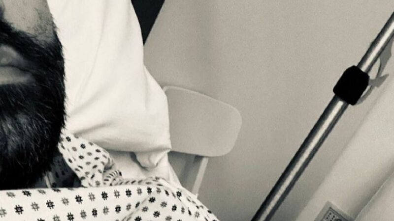 Roberto Saviano: la prima foto dopo l’operazione dal suo letto d’ospedale