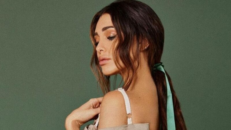 Belen Rodriguez mostra la pancia e ironizza sul tatuaggio: “Da farfalla a fenicottero”