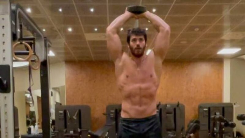 Can Yaman si divide tra il set, Diletta Leotta e la passione per i cavalli