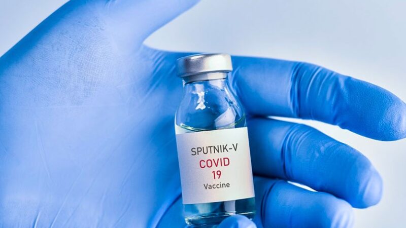 Il vaccino Sputnik arriva in Italia ma è già polemica