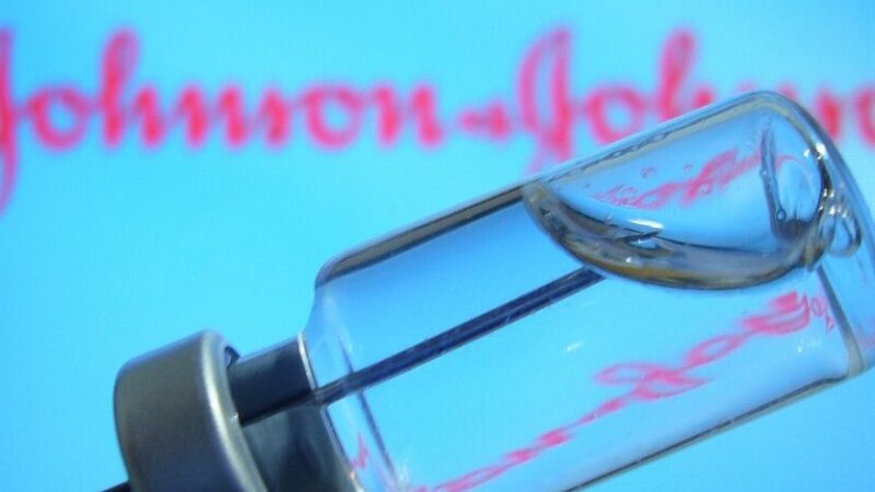 Vaccini, approvato quello Johnson & Johnson. Polemica per i vaccini ai giornalisti