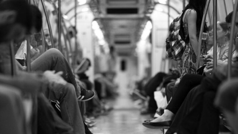 Controlli sui mezzi pubblici: i Nas trovano tracce di Covid-19