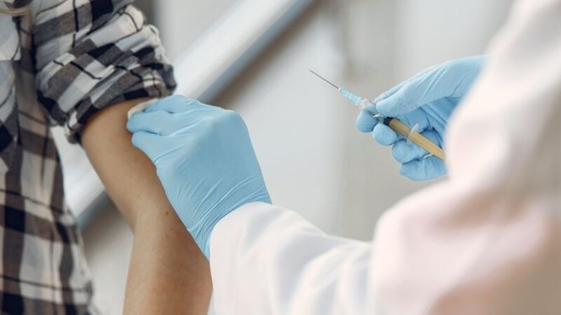 Vaccino AstraZeneca: in Italia “consigliato” sopra i sessant’anni