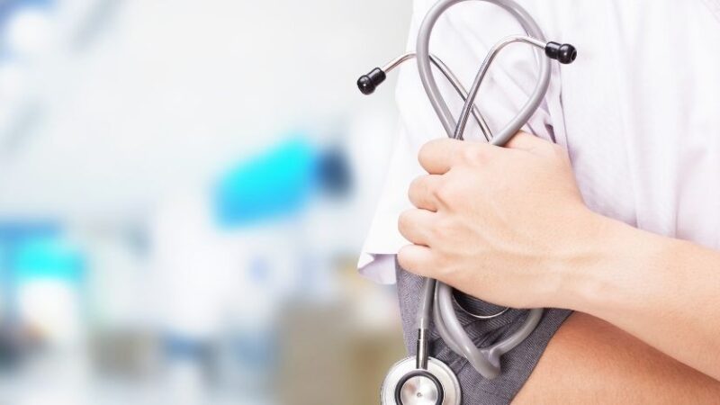 Vaccinazioni operatori sanitari: scattano le sospensioni ai no vax