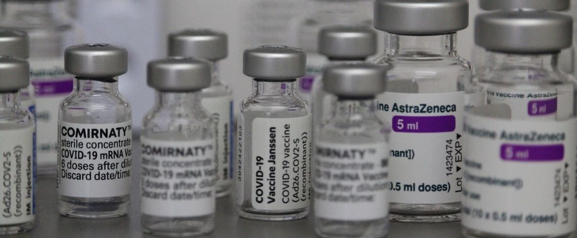 Vaccino AstraZeneca: si va verso il divieto per determinate fasce d’età