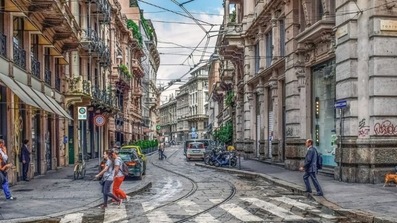 Milano, ragazza subisce violenza: è caccia all’uomo