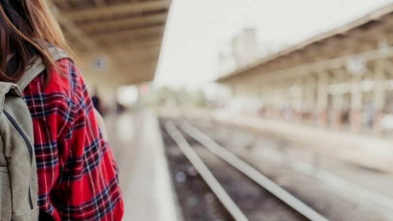 Sedicenne muore risucchiata dal treno. Era seduta vicino i binari