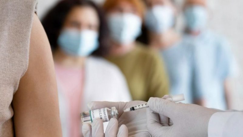 Terze dosi vaccino, Costa: “presto anche ai 50enni”