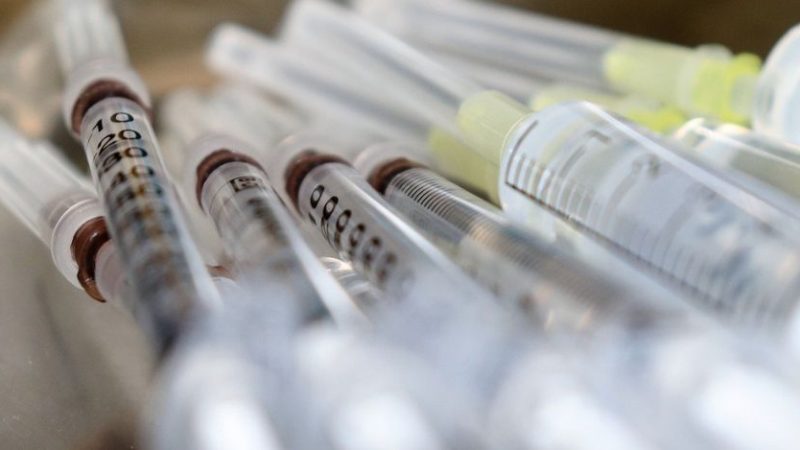 È un medico no vax l’uomo che si voleva vaccinare con una protesi in silicone