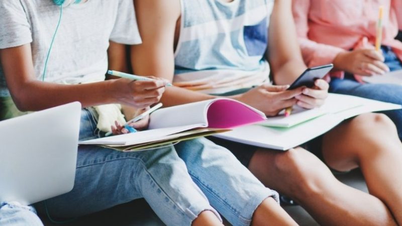 Cosenza, studentesse denunciano molestie del professore