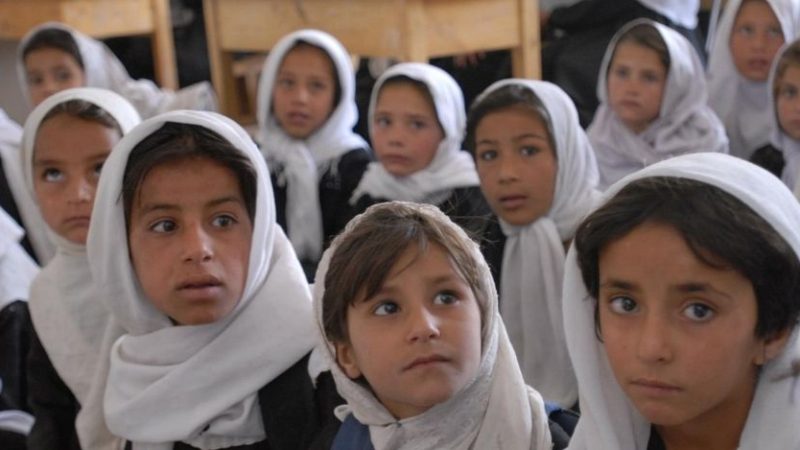 Afghanistan, i talebani vietano alle donne di andare a scuola