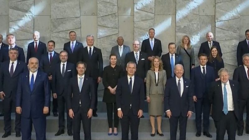 Vertice Nato, Zelensky: “Abbiamo bisogno di aiuti militari senza limiti”