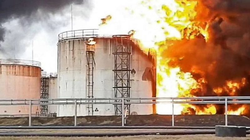 La Russia accusa Kiev di aver colpito un deposito di petrolio in territorio russo