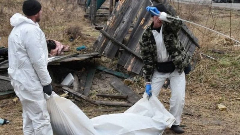 Ucraina, morti a Bucha e fosse comuni: Zelensky: “Sì, questo è un genocidio”