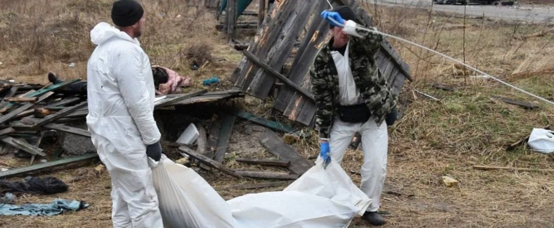 Ucraina, morti a Bucha e fosse comuni: Zelensky: “Sì, questo è un genocidio”