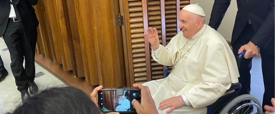 Papa Francesco in sedia a rotelle, ecco come sta