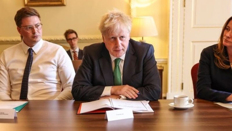 Boris Johnson si arrende, oggi l’annuncio delle dimissioni