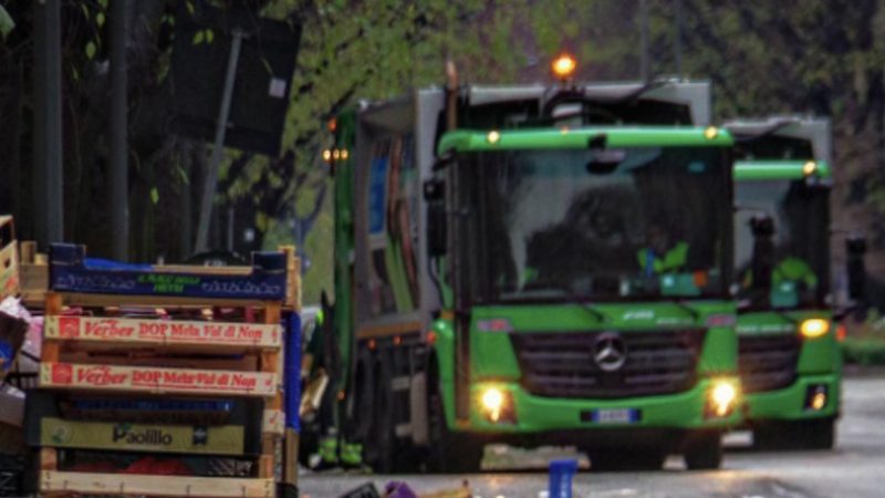 Scende a fare la pipì e lascia il camion dei rifiuti acceso: due ragazzi lo rubano